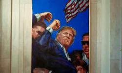 ترمب يزيلُ صورةَ باراك أوباما في البيت الأبيض ويضعُ مكانها لوحةً تجسده وهو ينجو من محاولة اغتيال!